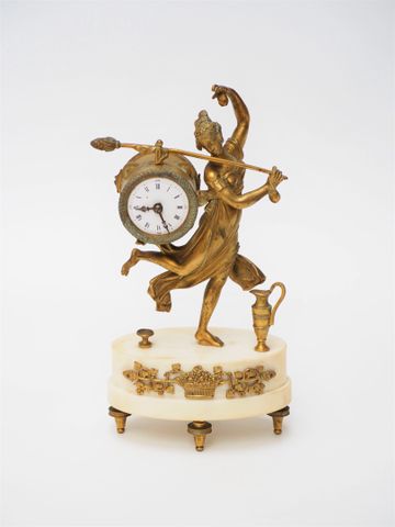 Pendule en marbre blanc et bronze doré à décor d'une figure allég...