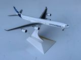une maquette d'avion posée sur une surface blanche