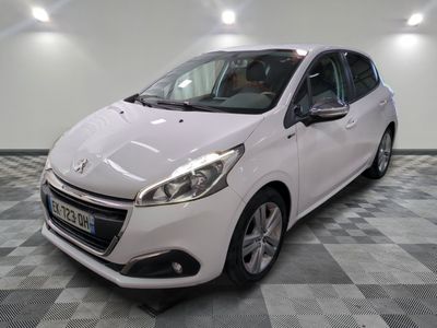 la petite voiture blanche est garée dans la pièce au sol en damier