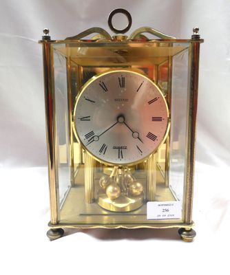 une horloge en or avec des chiffres romains