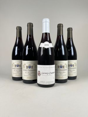 six bouteilles de vin sont alignées sur une table