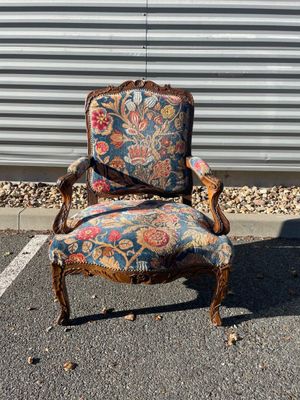 une vieille chaise avec un revêtement coloré, revêtement, revêtement, revêtement, revêtement, revêtement, revêtement, revêtement, revêtement