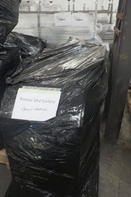 une pile de sacs en plastique noirs posée sur une palette