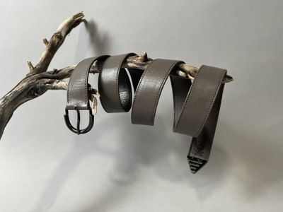 GUCCI, Ceinture en cuir gris à boucle de la marque