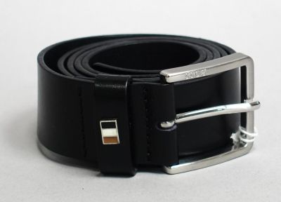 une ceinture en cuir noir munie d'une boucle en métal