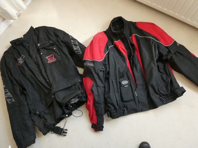 Lot de deux blousons de moto en toile RICHA 4 XL et IXS GORE…