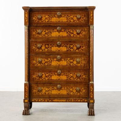 une commode ancienne ornée d'un motif floral sur la façade