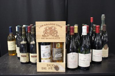 de nombreuses bouteilles de vin dans une vitrine posée sur une table
