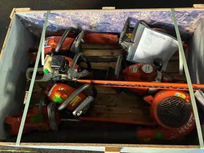 une boîte avec un tas d'outils à l'intérieur