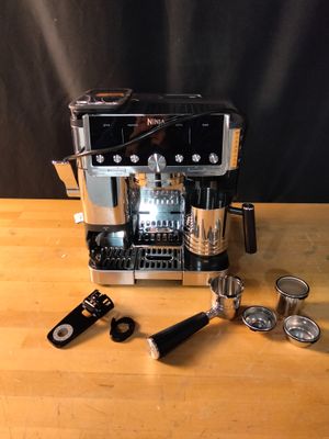 une machine à café posée sur une table en bois