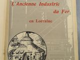 un vieux livre avec, au milieu, l'image d'une usine