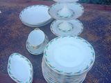 une table sur laquelle se trouvent plusieurs assiettes et bols
