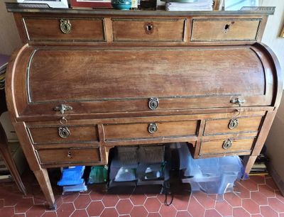un bureau en bois surmonté d'un miroir