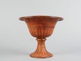 une photo d'un vase en bois posé sur une table