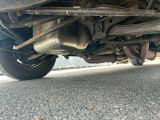 un gros plan sur le tuyau d'échappement et le silencieux d'une voiture