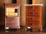 deux petits tiroirs en bois et une armoire posés sur une table