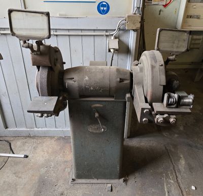 une machine qui se trouve à l'intérieur d'un garage