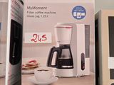 deux cartons de machines à café sur l'étagère du magasin