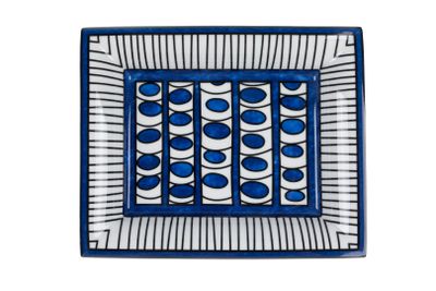 assiette carrée bleue et blanche, parsemée de petits points bleus