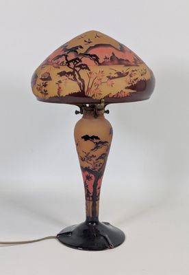 l'image d'une lampe posée sur une table