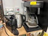 une cafetière et une verseuse posées sur une étagère