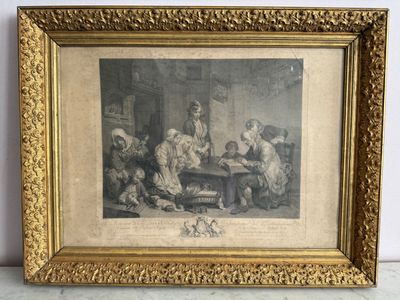 une vieille photo d'un groupe de personnes assises autour d'une table