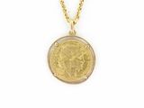 un pendentif en forme de pièce d'or avec une chaîne, sur fond blanc