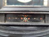 une horloge accrochée à la façade d'un immeuble