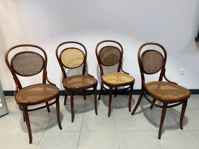 THONET. Quatre chaises en bois courbé, trace d'étiquettes au…