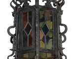 lampe suspendue en fer forgé avec des panneaux de vitraux