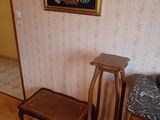 une photo d'une chambre avec un lit et une chaise
