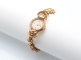 une image d'un gros plan d'une montre-bracelet sur une surface blanche