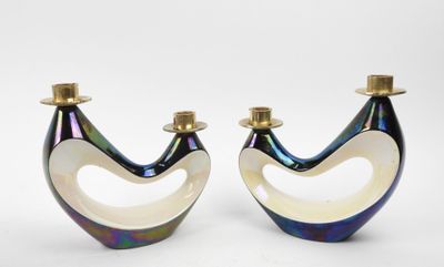 une paire de vases bleus et blancs sur fond blanc