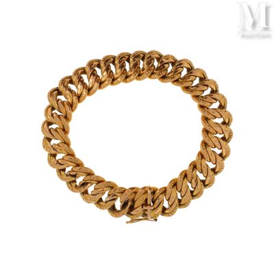 gros plan d'un bracelet en chaîne en or sur fond blanc
