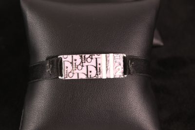 une photo d'une bague sur laquelle figure l'image d'une femme