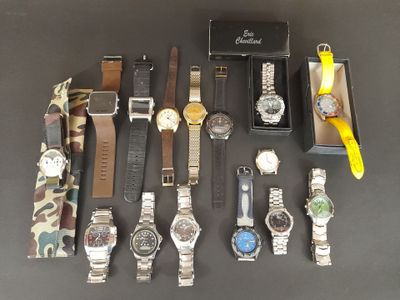 un grand nombre de montres posées sur une table
