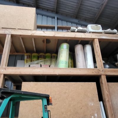 un camion garé devant un rayonnage