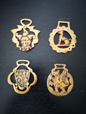 quatre breloques en or sur lesquelles figurent l'image d'un homme et d'une femme