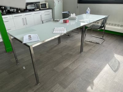 une table en verre au milieu d'une cuisine