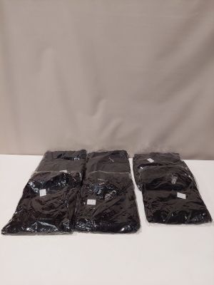 quatre sacs en plastique noir posés sur une table blanche