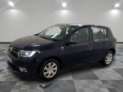 la photo d'une voiture bleue garée dans un garage