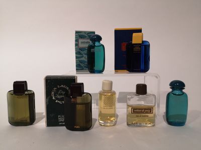 plusieurs types de flacons de parfum sur une table