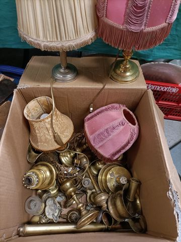 Carton garni de cuivres : lampes à huile, bougeoirs, lampes à pét