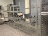 un ordinateur portable posé sur une étagère au milieu d'une cuisine