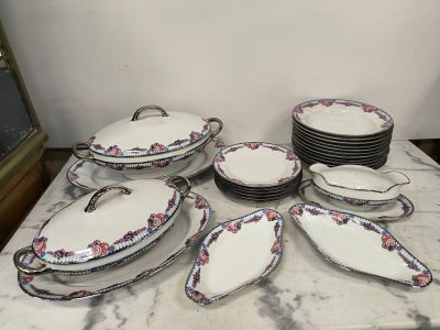 beaucoup d'assiettes et de bols sur la table
