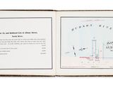 un livre ouvert sur lequel figure l'image d'un avion