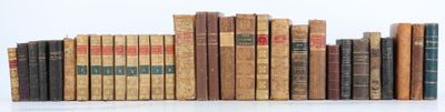 de nombreux livres anciens empilés les uns sur les autres sur une étagère