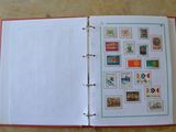 un livre ouvert avec des timbres, posé sur une table