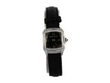 une montre noire dont le cadran est orné de diamants
