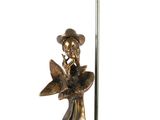 figurine en bronze représentant un garçon avec un lampadaire et un oiseau